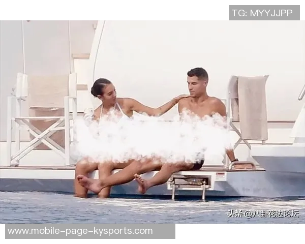 C罗与乔治娜海滨度假时光甜蜜瞬间尽显性感魅力与家庭温馨 C罗与乔治娜海滨度假时光甜蜜瞬间尽显性感魅力与家庭温馨