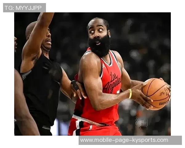 长点心吧祖巴茨嬉戏打闹引哈登不满严厉训诫他认真听讲 长点心吧祖巴茨嬉戏打闹引哈登不满严厉训诫他认真听讲